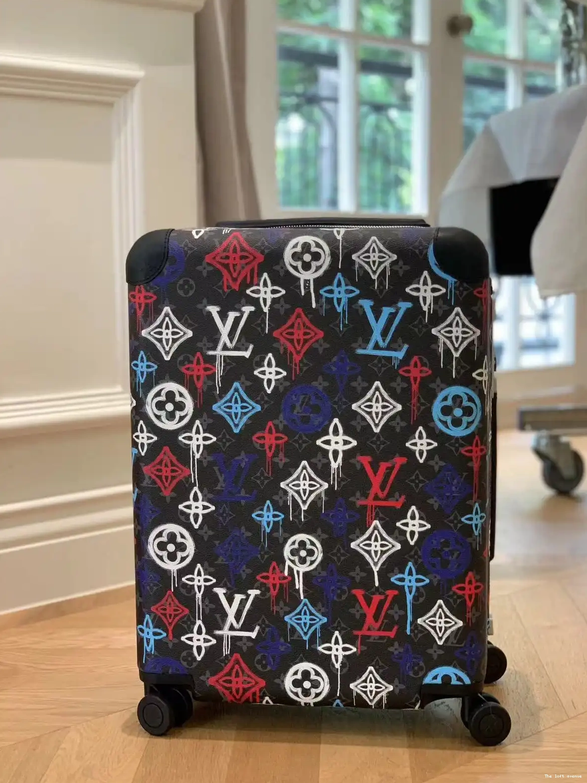 CABIN CUSTOM 55 GRAFFITI HORIZON 37L SUITCASE 0606